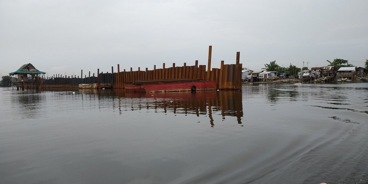 pama_pil's tweet photo. ALERT — Metal walls are being installed along the shores of Bacoor City, Cavite; blocking the fishers from going offshore to conduct fishing livelihood.

These walls, lacking project details, are believed to be part of the 420-hectare reclamation project in Manila Bay by the LGU. https://t.co/MilH7axANz