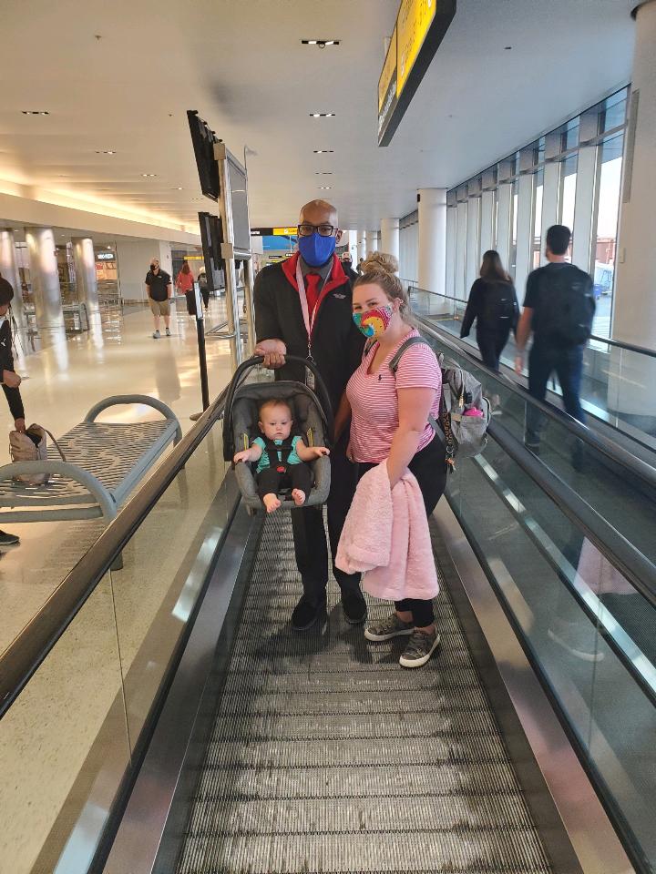Luckyglick's tweet photo. Another unsurprising but awesome experience w/ @SouthwestAir &amp; a SUPER-employee. This amazing gentleman saw poor Destanie struggling w/ car seat halfway b/w gates. He jumped in, grabbed the seat &amp; escorted them to our next gate. #luvswa @NicoleTC55 @BWI_Airport https://t.co/z02YiiTE6L