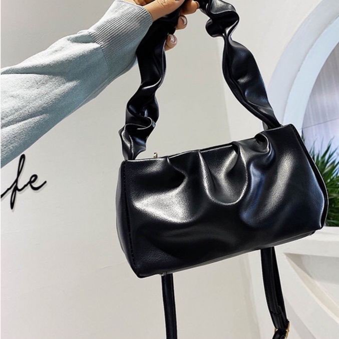 Mini Ruffle Bag Price : RM35 READY STOCK  POSTAGE : SM RM8 / SS RM11Product InfoPu LeatherSize：20cm x 12cm x10cmHandle Length：17cmStrap Length：120cm