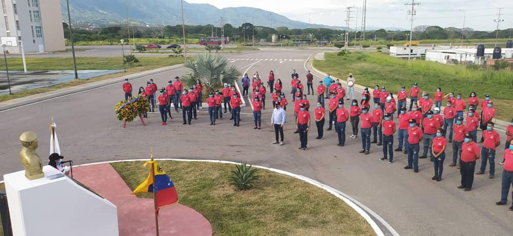 HipolitoAbreup's tweet photo. Felicitaciones a los camaradas de Planta Yutong, quienes con audacia, disciplina y esmero arriban a su 5to aniversario. ¡Sembrando Revolución para Cosechar Patria!

Unidad, Lucha, Batalla y VÍCTORIA! https://t.co/EdC5VDn9WO