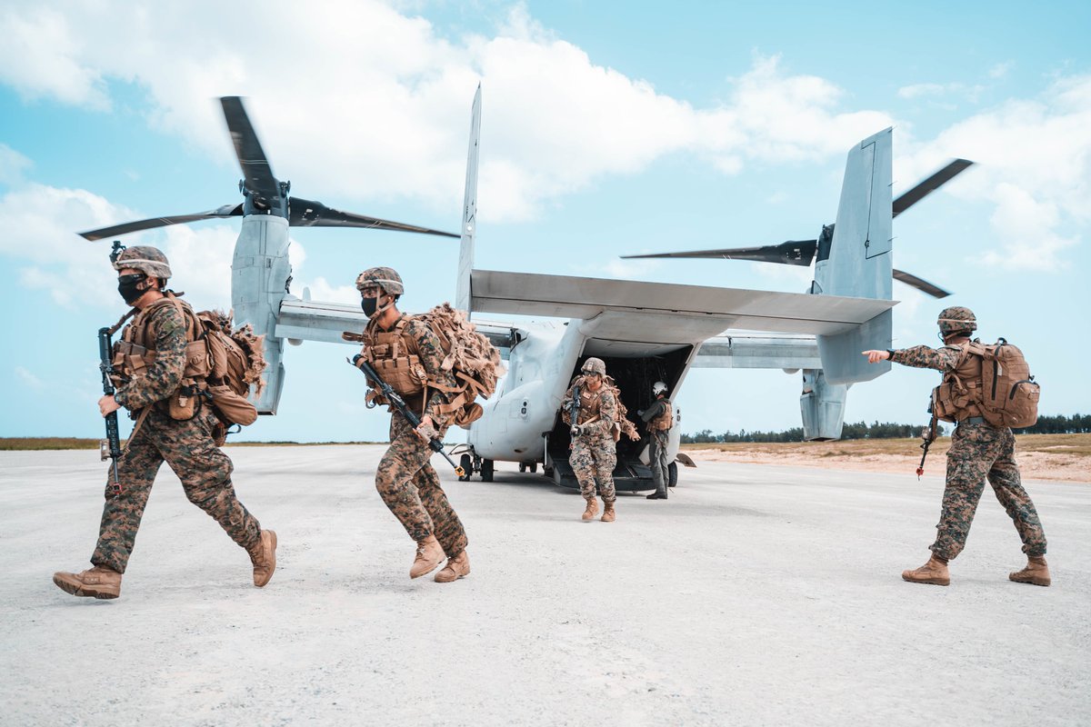 在日米第三海兵遠征軍 合同演習 ノーブル フューリー２１ にて 遠征 前方基地作戦訓練を実施する第３海兵師団の隊員たち 同演習は何時如何なる場所でもインド太平洋全域に遠征射撃基地及び燃料 弾薬再補給点を確立する海兵遠征軍の能力を向上させるため