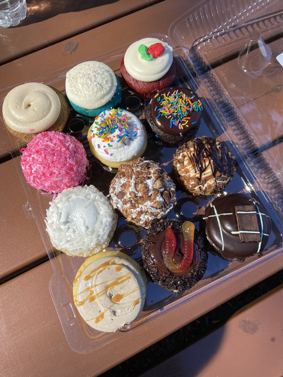 staceyglick's tweet photo. Great work day. First social distanced @DGandBTweets staff lunch in Central Park in 7 months, @juliabainbridge beautiful new book #gooddrinks arrived, @WMG_NYC @CandaceBushnell Zoom followed by dinner from @ayeshacurryโs #thefullplate. Productive and fun day, Iโm pooped! ๐๐๐ง https://t.co/hmbNOj0Air
