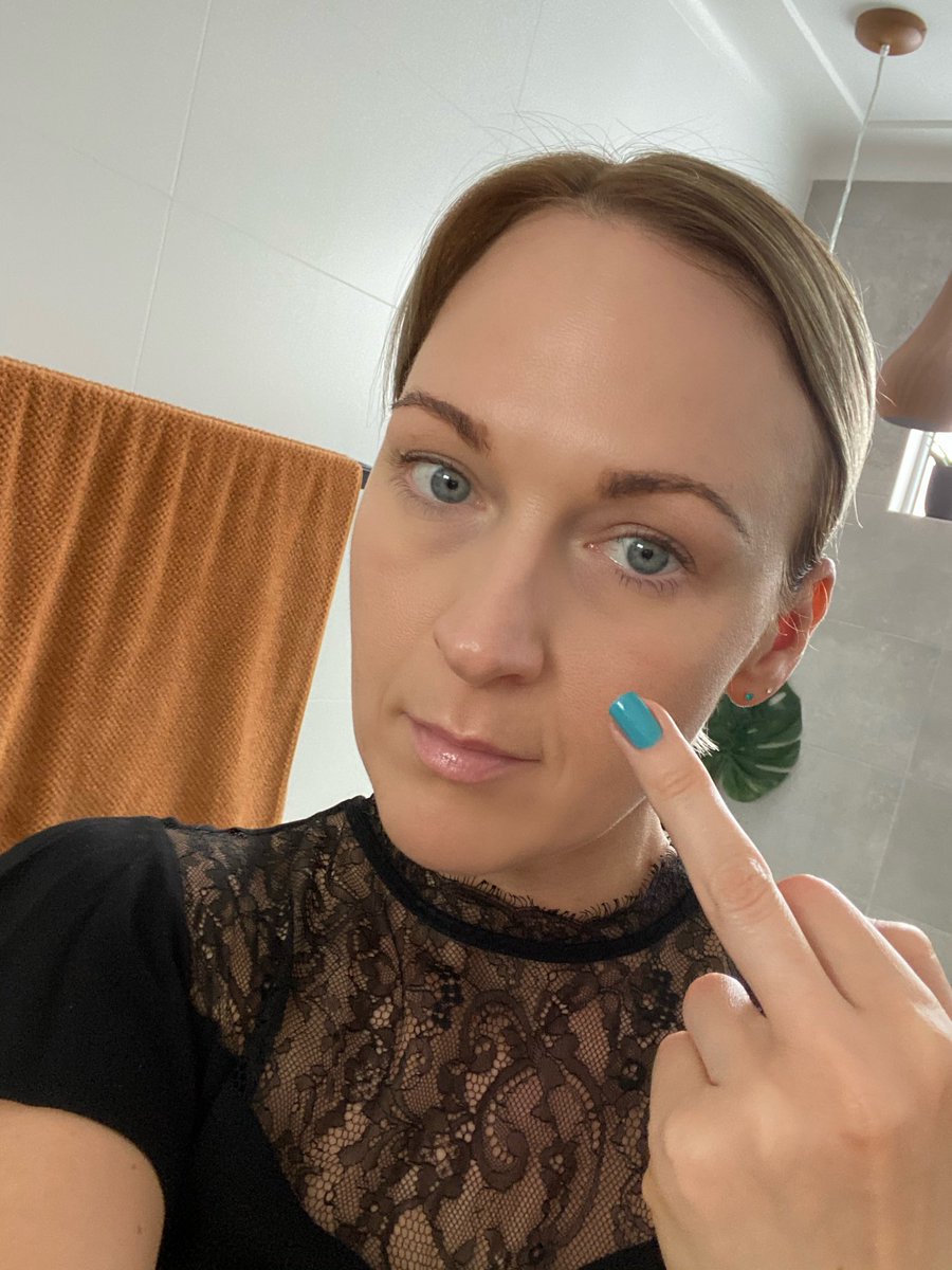 RachRay_Beauty's tweet photo. To those that felt the need to DM me that “my skin musn’t be that good if the selfie was taken so far away” ... apart from little tan and henna in my brows, here’s makeup free, filter free. Under eye bags and all 😝🖕👊 #gofyourselves https://t.co/PvnwwVYAQr