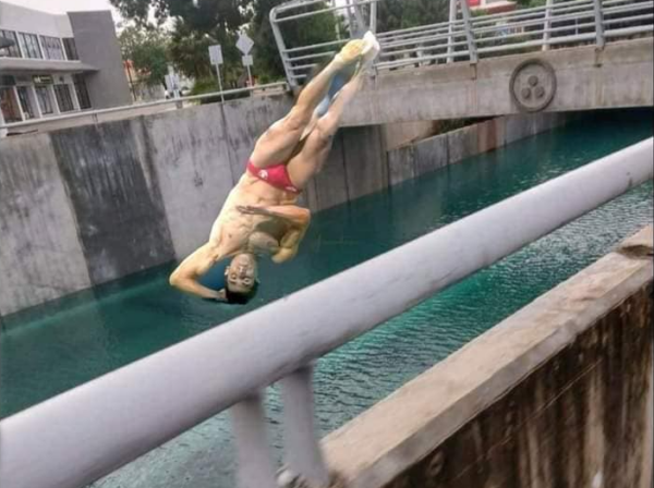 DiariodeYucatan's tweet photo. ⚡ Rommel Pacheco ''se echa'' un clavado en el ''paso deprimido'' de Mérida https://t.co/JK7eu3GSGl #Deportes https://t.co/JNpVIjpc4u