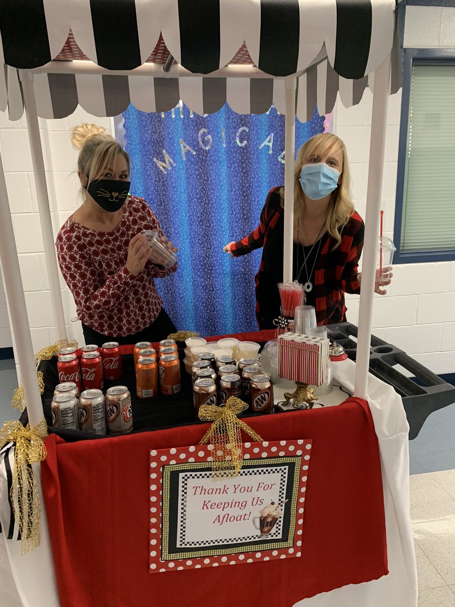 KristyLaCost's tweet photo. So thankful for supportive parents and very creative administrators @D59Brentwood during conferences this year! 💙🐻@kdonahuebarrett @teach_katie #d59cares https://t.co/b0rVsVKdYn
