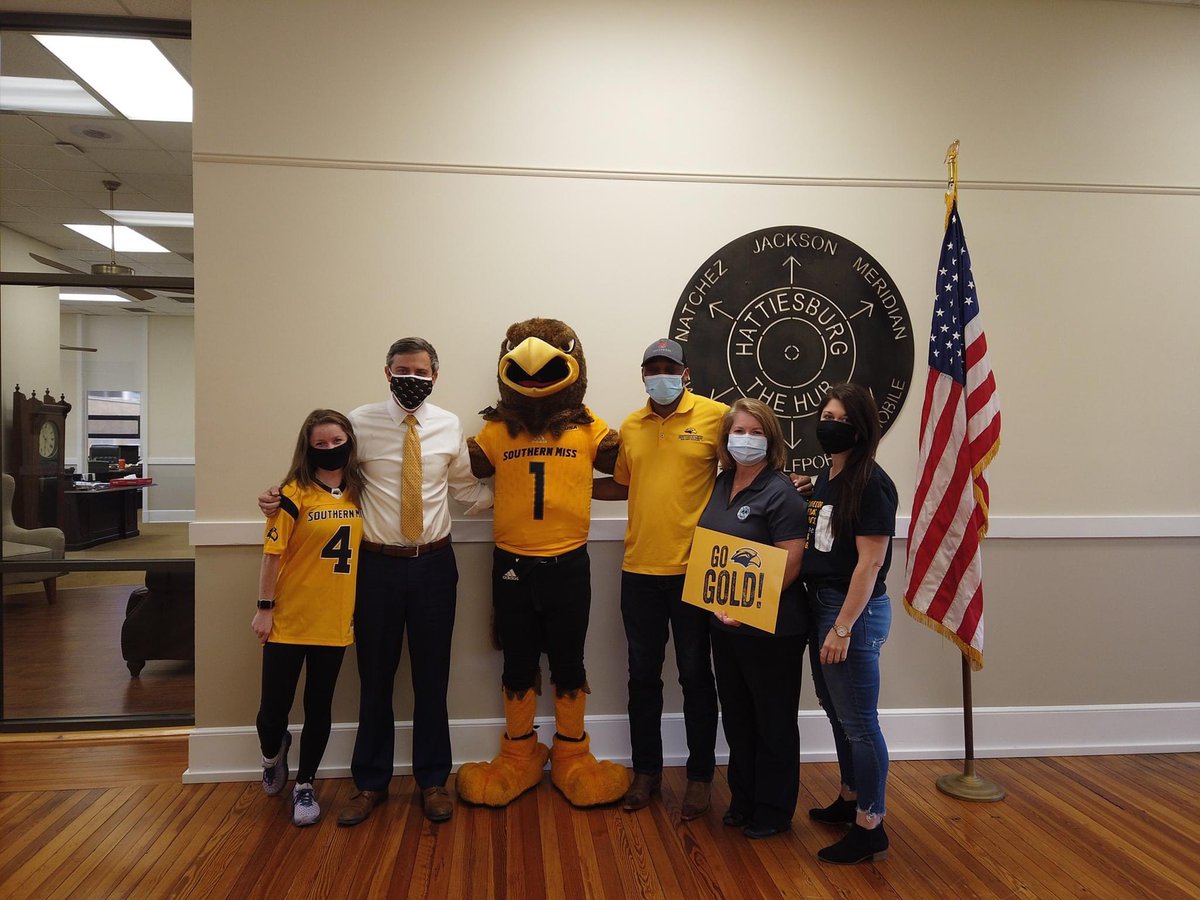 usmalumni's tweet photo. Seymour and the Alumni Association staff are still on the prowl! Want a chance for a visit and some swag? Wear your gold on #GoGoldFriday and tag us in a social media post and maybe we'll find you... 💛 

#ComingHomeToYou #SMTTT https://t.co/L8eNjWjBCe