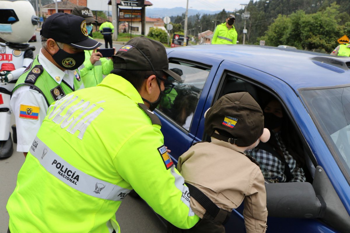 emoscoso73's tweet photo. Iniciamos operativos de feriado, en la Y de Sayausi, con el Señor Gobernador Jorge Cabrera, Policía Nacional con Paquito, Ecu 911 con Ecutrón y CTE con Terry. Concientizamos a conductores para evitar siniestros de tránsito y uso de Bioseguridad. https://t.co/RVnSHRx6oJ