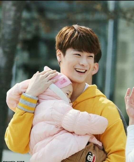 photos of moonbin holding/carrying a baby, a thread (just for  @wannab_ur_star to suffer with me)