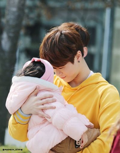 photos of moonbin holding/carrying a baby, a thread (just for  @wannab_ur_star to suffer with me)