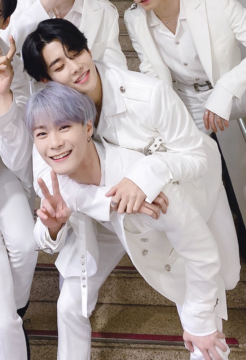 photos of moonbin holding/carrying a baby, a thread (just for  @wannab_ur_star to suffer with me)