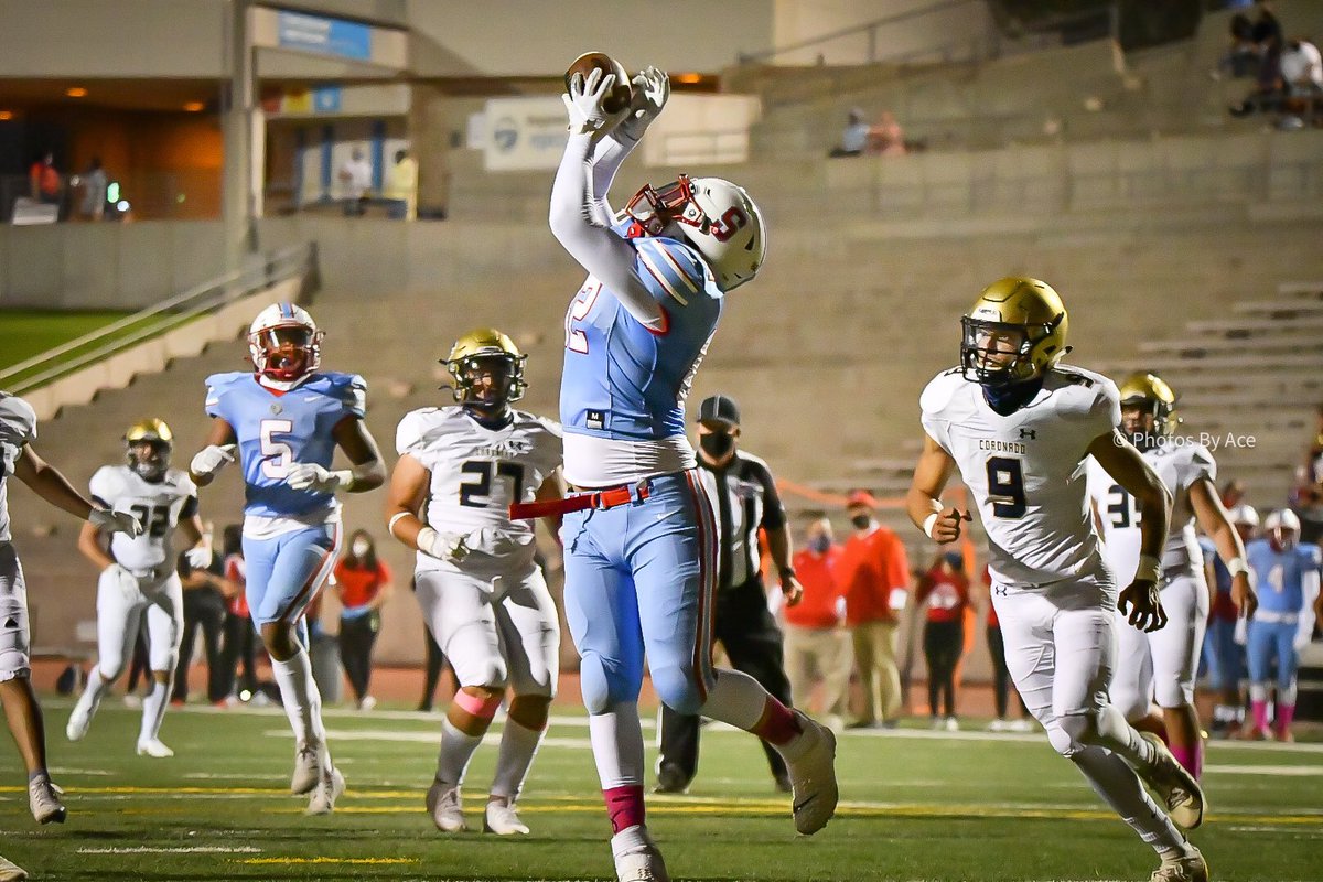 Photos_ByAce's tweet photo. It’s Thursday Night Football @thunderbirds_fb leads @WeAreSocorro 21-12 at the half here at the SAC #HPEZ #losphotogs #epheraldpost #tnf https://t.co/CCC84X6ftb