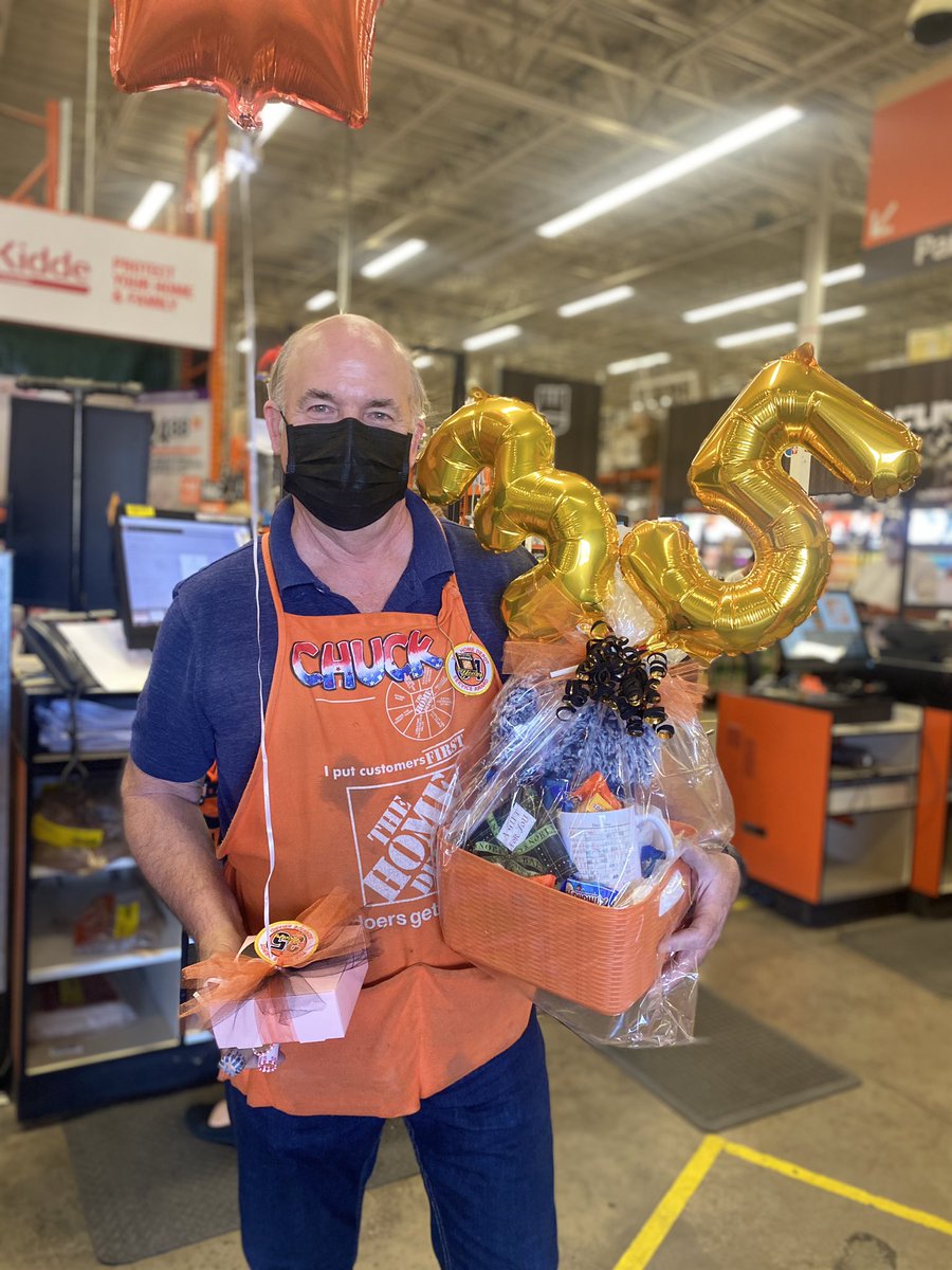 nikolQuiroz4412's tweet photo. Wow 35 years of service and I sure hope we get many many more before he decides to retire! 10/3 #35yearsofservice Congratulations Chuck👏 https://t.co/vXzUgAdmV0