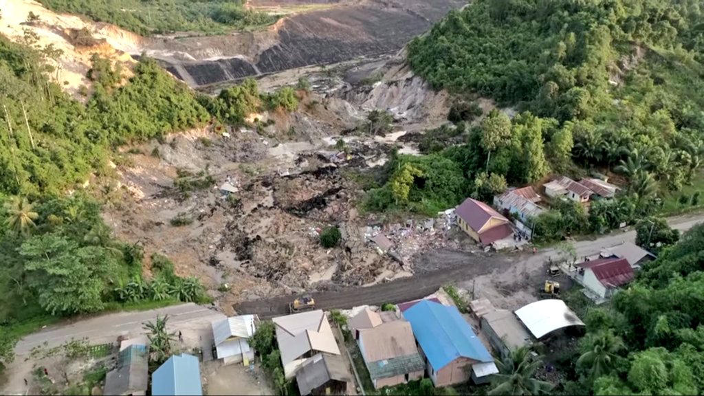 140 orang di Babel dan Kaltim mati di lubang tambang karena standar aturan lingkungan yang rendah (dan makin buruk dengan Omnibus Law).

Tapi tentu saja, kendaraan aparat dan halte terbakar di Jakarta atau Jawa.lebih menyayat rasa kemanusiaan kita.