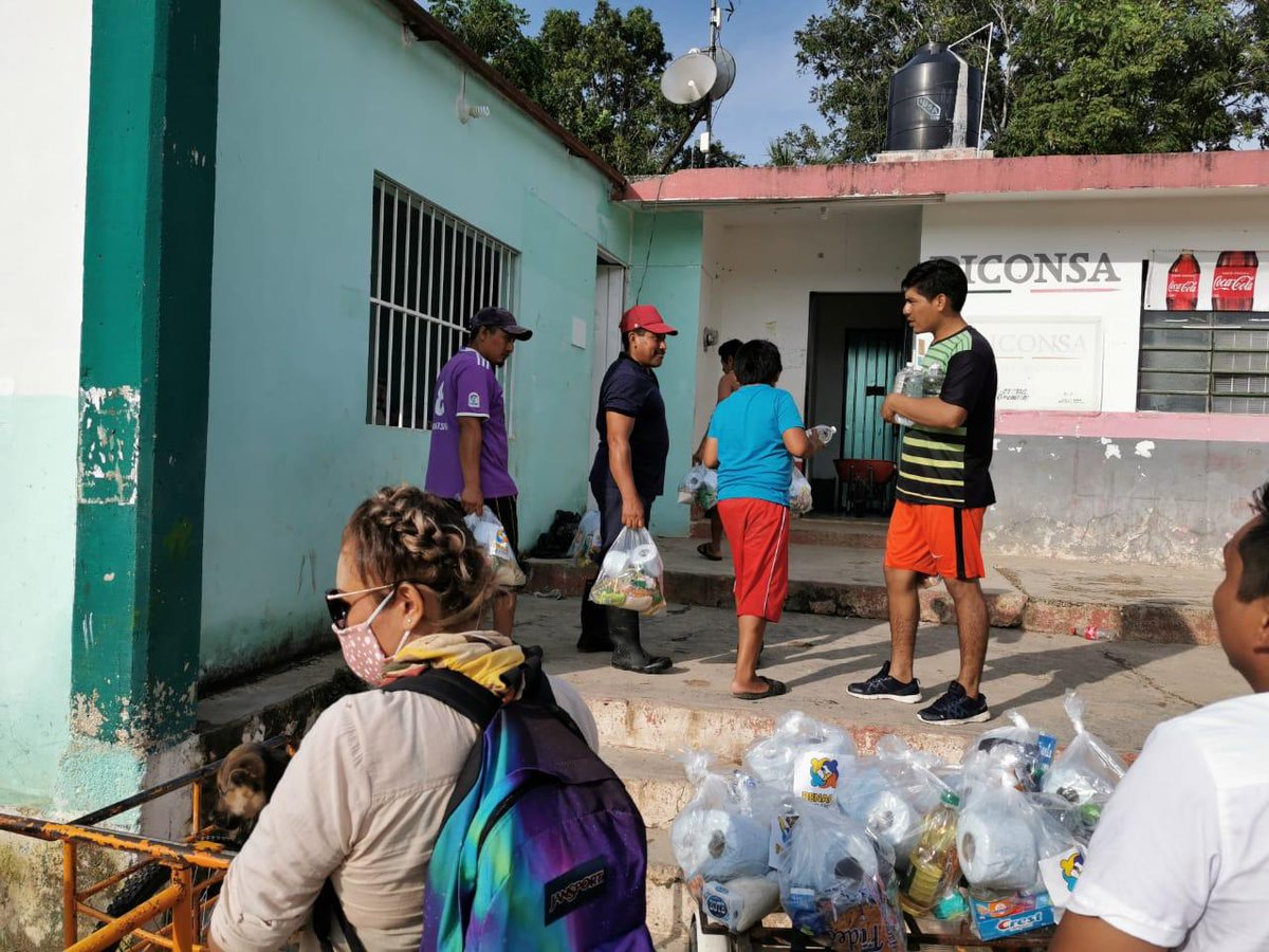 Equipo #RenacerCampeche apoyando en momentos difíciles, solidarizándonos con la gente. 
Muy pronto seguirá llegando ayuda a la zona. ¡Campechano apoya Campechano! El compromiso es hoy.
Renato 🤜🏼🤛🏼
#RenatoSales #Campeche #CampechanoApoyaCampechano #ConRenaTodos #Chamblas