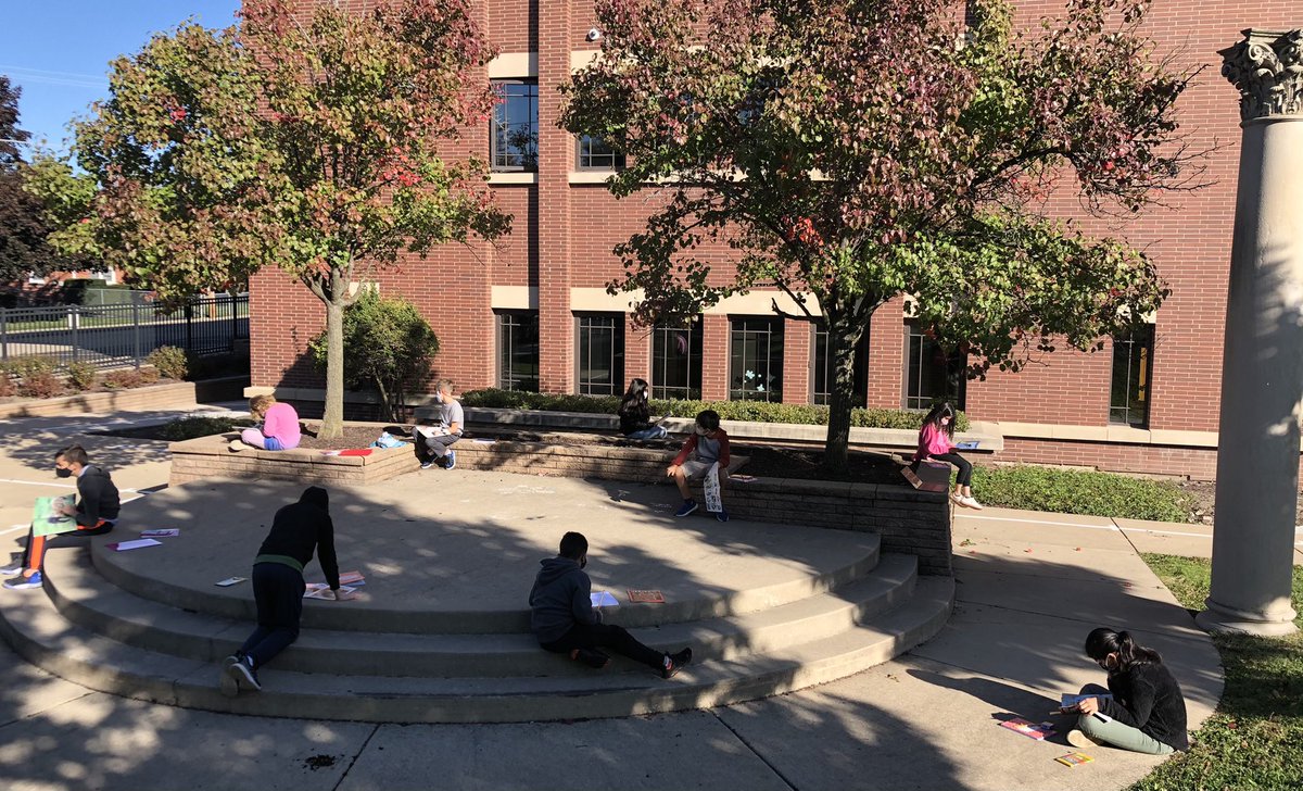 PatriLCastro's tweet photo. This week students have spent part of each day outside, reading and talking about what they are learning. #SomosOT #112Leads https://t.co/yWiqqju2NB