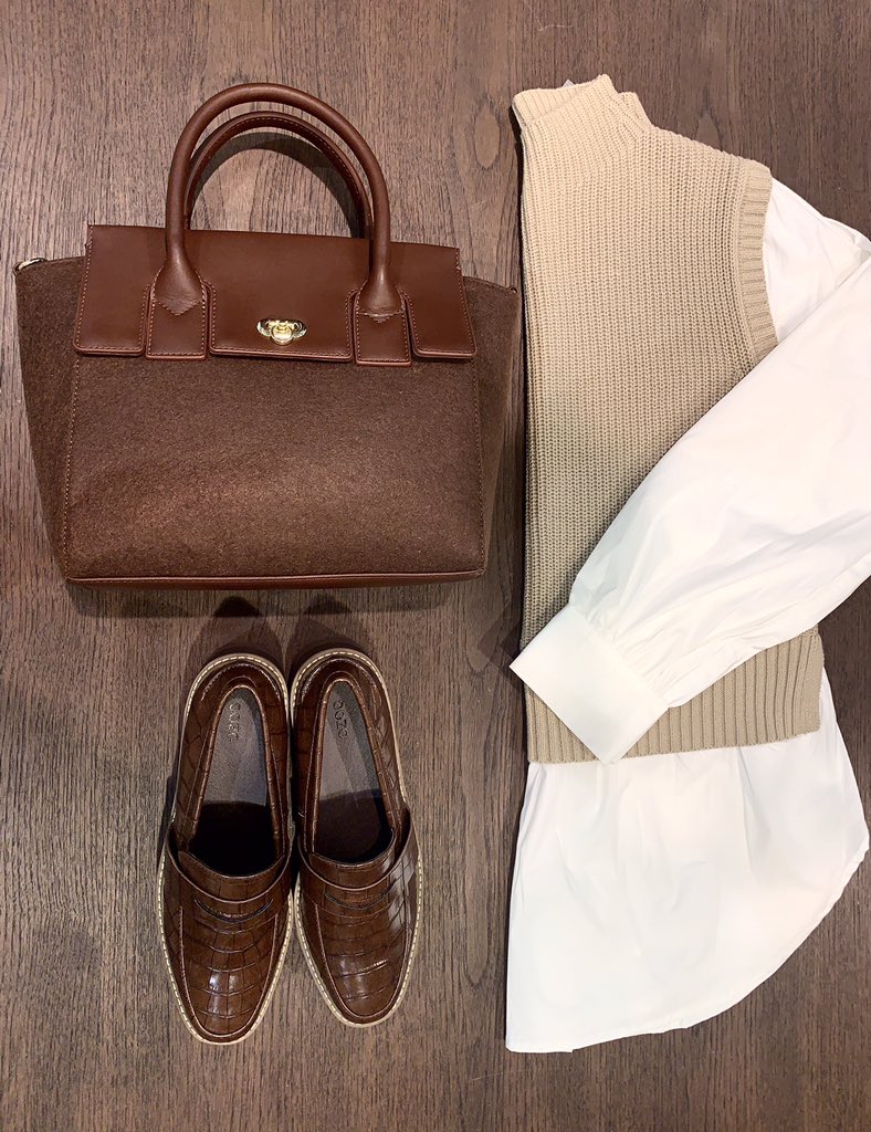 clementplaza's tweet photo. １F OZOC よりご紹介🍁

autumn styling...🍂

□tops
¥4,990+tax

□bag
¥4,990+tax

□shoes
¥5,990+tax

秋の新作アイテム続々と入荷中!!

また、大人気スマホショルダー再入荷致しました🙌✨

ぜひチェックしてみて下さい♡♡

#徳島駅クレメントプラザ #徳島駅 #ozoc https://t.co/tiA2Cmgi5G