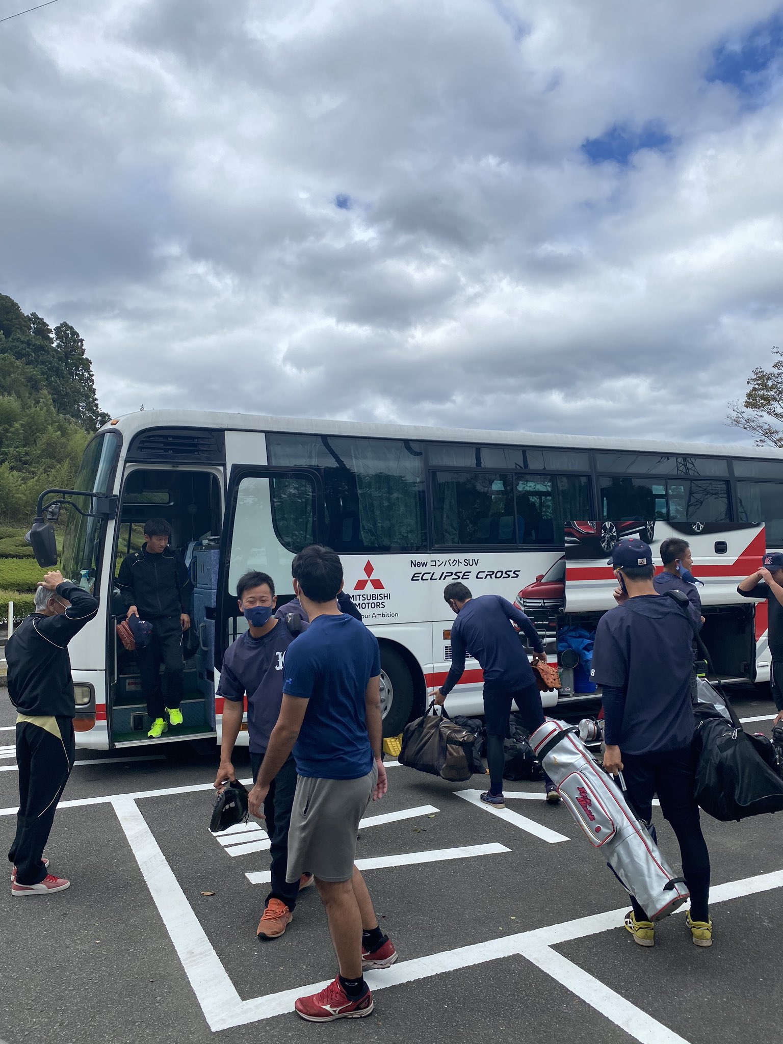 Kmgホールディングス硬式野球部 九州三菱自動車 こんにちは 宮崎県 アイビースタジアムに到着しました 曇り空で 風が強いですが 雨の心配はなさそうです これより明日の試合に向け第二野球場で調整練習を行います 都市対抗野球 三菱