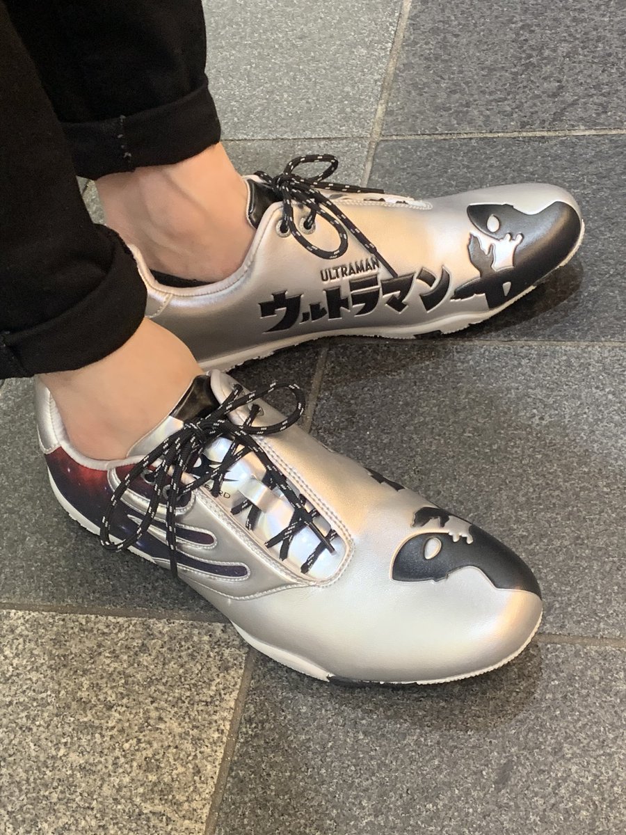 dragonbeard_kyt's tweet photo. 永遠のヒーロー！
ウルトラマンのシルエットが大胆にはいった一足🤗

箱もウルトラマン仕様でカッコいい🤩

@DRAGONBEARD2000
#DRAGONBEARD #sneaker #Kyoto
#ドラゴンべアード #スニーカー #京都 #ウルトラマン https://t.co/9PK4RWZov8