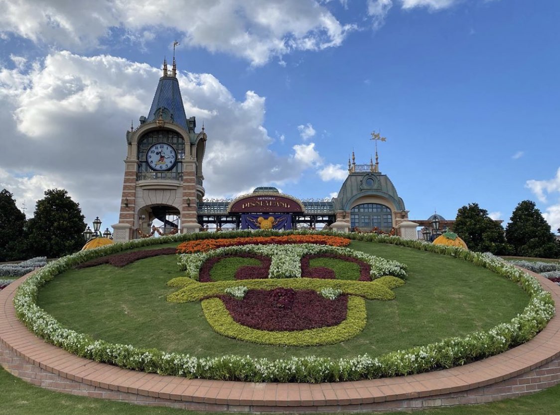 daykota's tweet image. Halloween Donald topiary at #ShanghaiDisneyland is ooky spooky &amp;amp; super cute! 🎃🦆