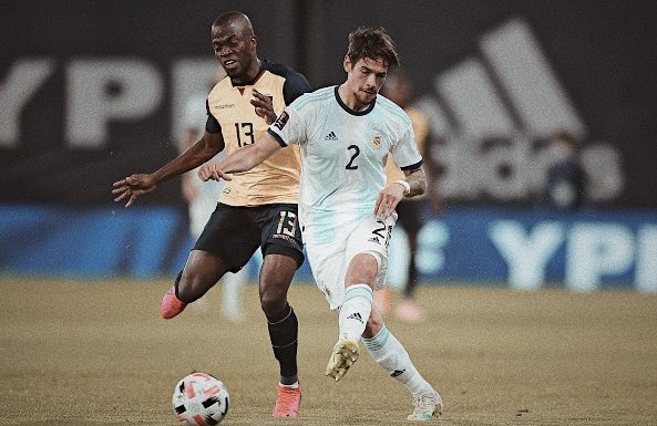 Párrafo aparte para Martínez Quarta. Solvencia total, sobriedad, firmeza, ganó prácticamente todos los duelos y anticipó en innumerables ocasiones. Qué pedazo de central.

Enorme MQ. 👏🏼