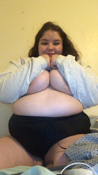 Titties in an oversized sweater 🥰 https://t.co/qMNm6PFH9K