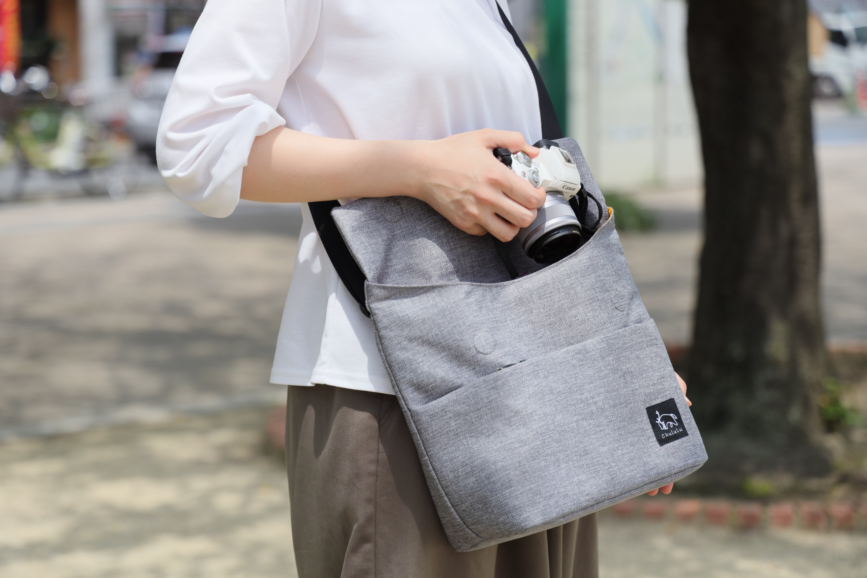 ハクバ写真産業株式会社 秋の週末のお散歩に 女性におすすめのカメラバッグ カメラバッグ カジュアルバッグ 服装に合わせやすいカメラバッグ カメラ女子 カメラ男子 カメラグッズ ガチじゃないカメラバッグ ゆるカメラ T Co