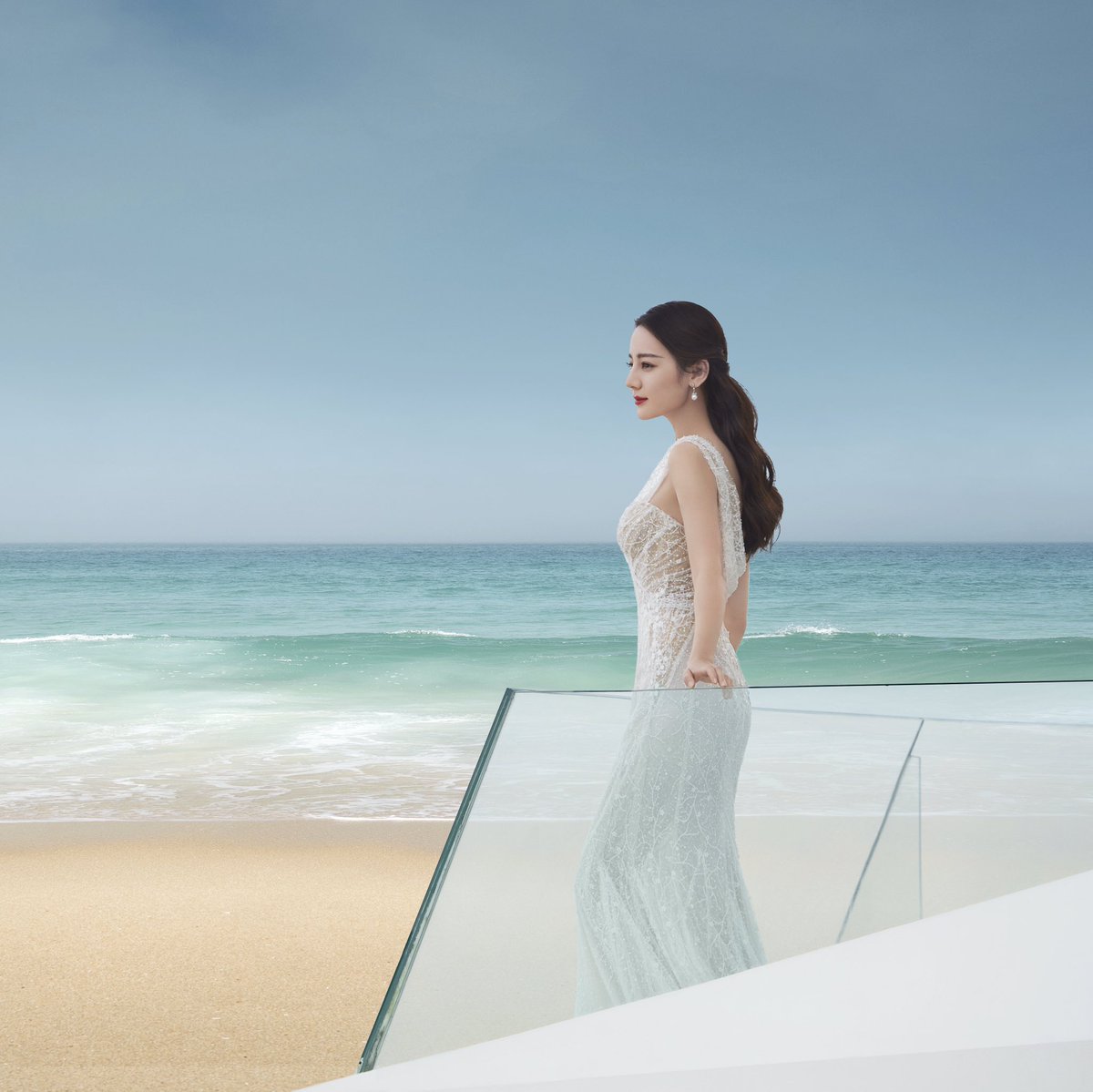 dramapotatoe's tweet image. #Dilireba is stunning by the sea in pics shared by her studio