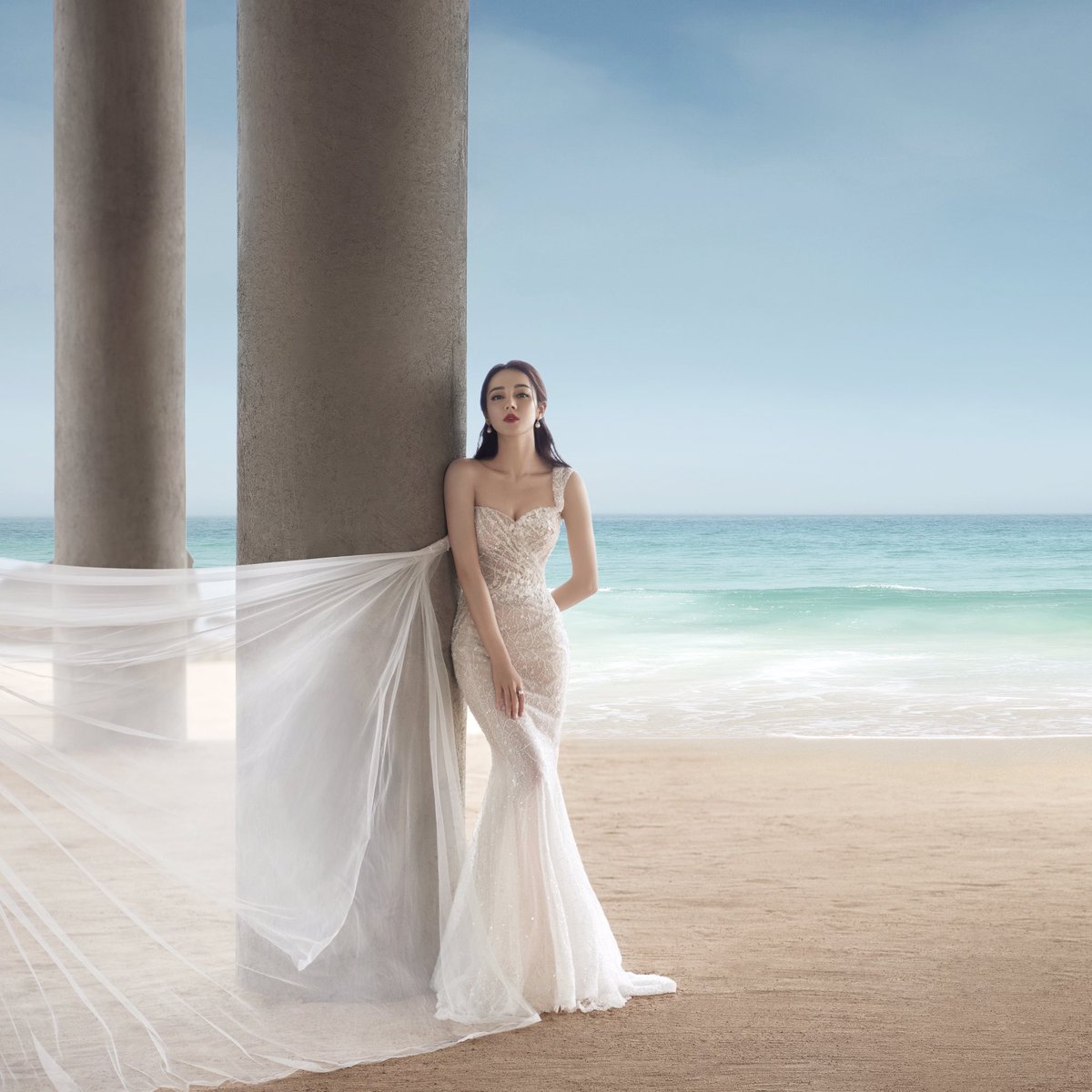 dramapotatoe's tweet image. #Dilireba is stunning by the sea in pics shared by her studio