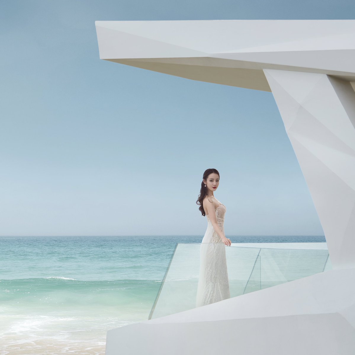 dramapotatoe's tweet image. #Dilireba is stunning by the sea in pics shared by her studio