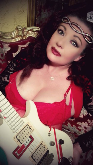 Domenica 11 ottobre sar&ograve; il live su https://t.co/kX3VYPhsNr alle ore 24.30 💦 vi aspetto per interagire