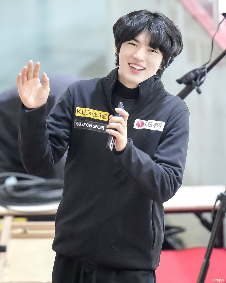 200105 종합선수권 때 위에 있는 누군가와 교감을 나누다가 이쪽을 본 준환!🤭 아이컨택!ㅋㅋ😆

#차준환 #JunhwanCHA #종합선수권2020 #의정부실내빙상장