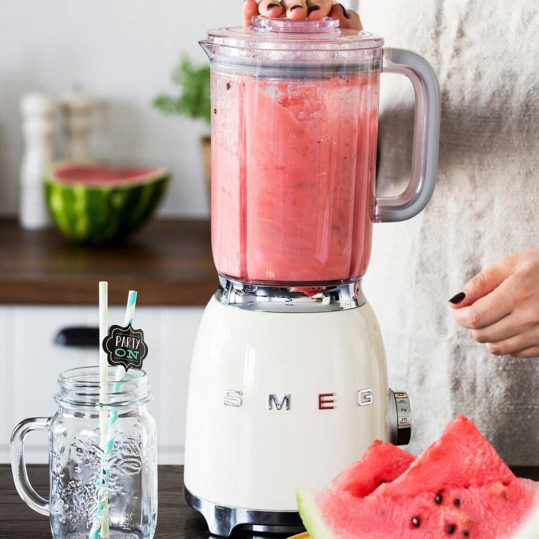 It's #Freebiefriday we're giving away a prize for you &amp; a friend

For the chance to #WIN this SMEG blender🥤Follow our account, &amp; tag a friend, your friends could win a £20 Amazon gift-card!

Comment letting us know what makes the perfect weekend pick-me-up!