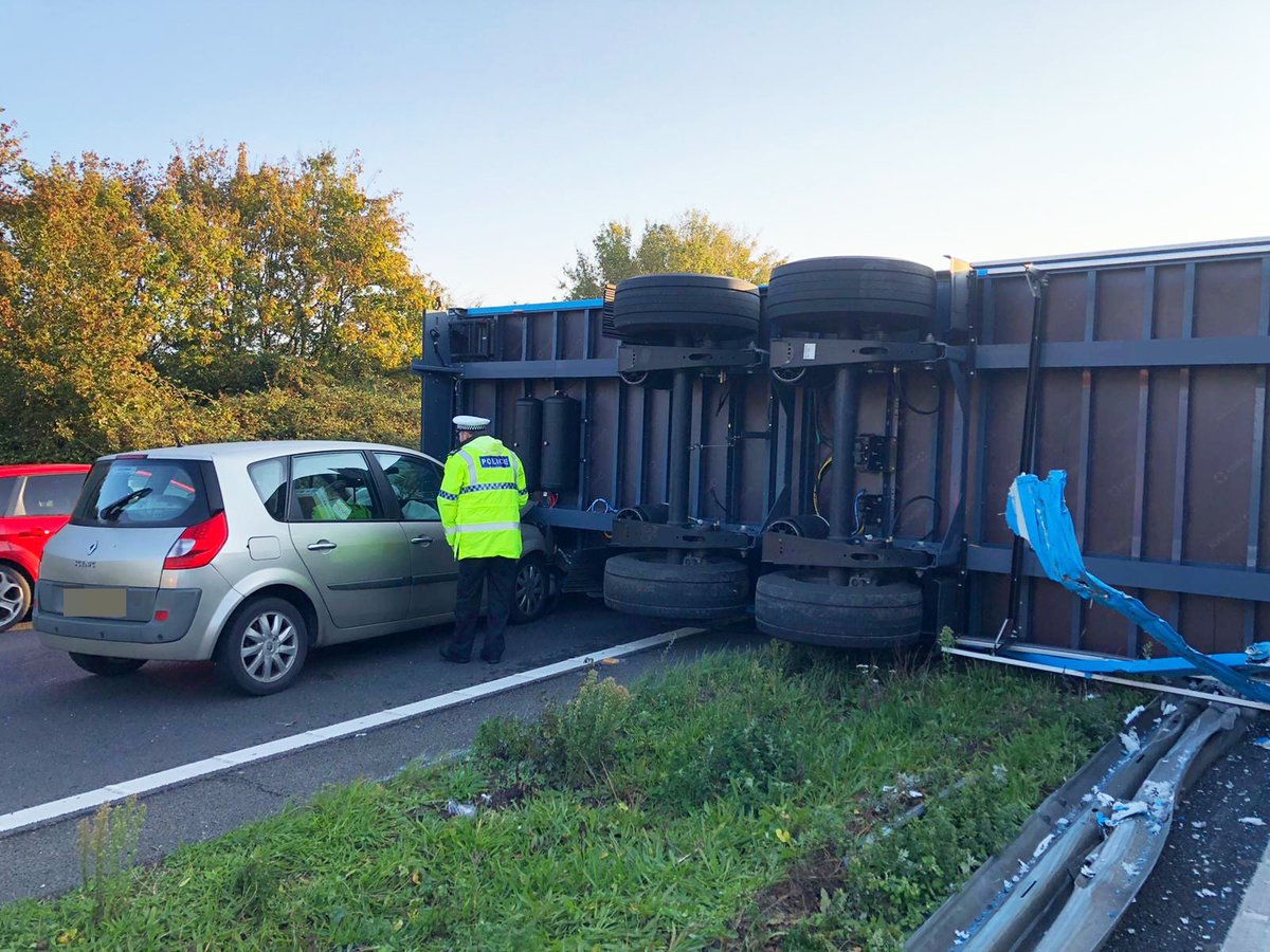 brightonsnapper's tweet image. Any expecting an Amazon delivery today, here is a possible reason you might not get it !!!!

A27 RTC lorry rolled Chichester to Emsworth ⁦
@Chiobserver @WestSussexFire @SussexRoadsPol
 @SussexTW @itvmeridian @adamclarkitv