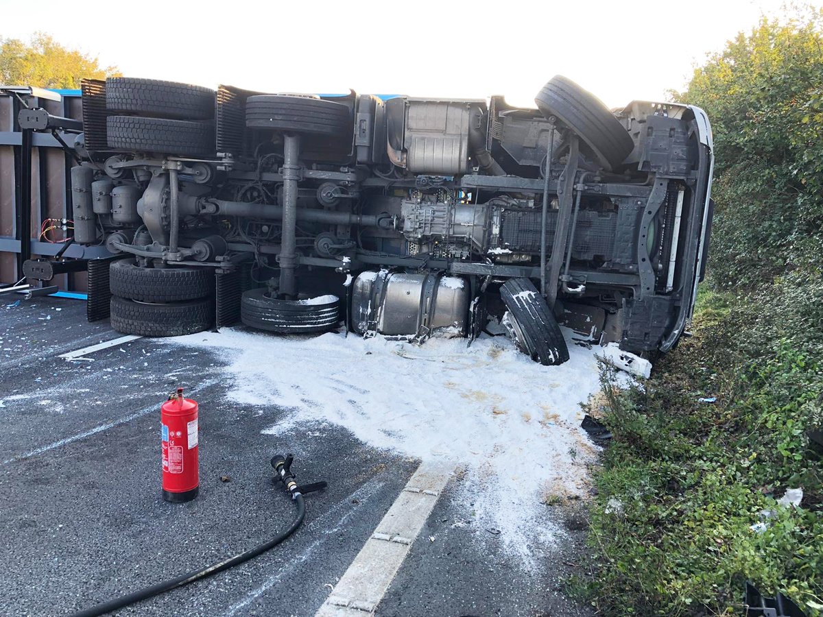 brightonsnapper's tweet image. Any expecting an Amazon delivery today, here is a possible reason you might not get it !!!!

A27 RTC lorry rolled Chichester to Emsworth ⁦
@Chiobserver @WestSussexFire @SussexRoadsPol
 @SussexTW @itvmeridian @adamclarkitv