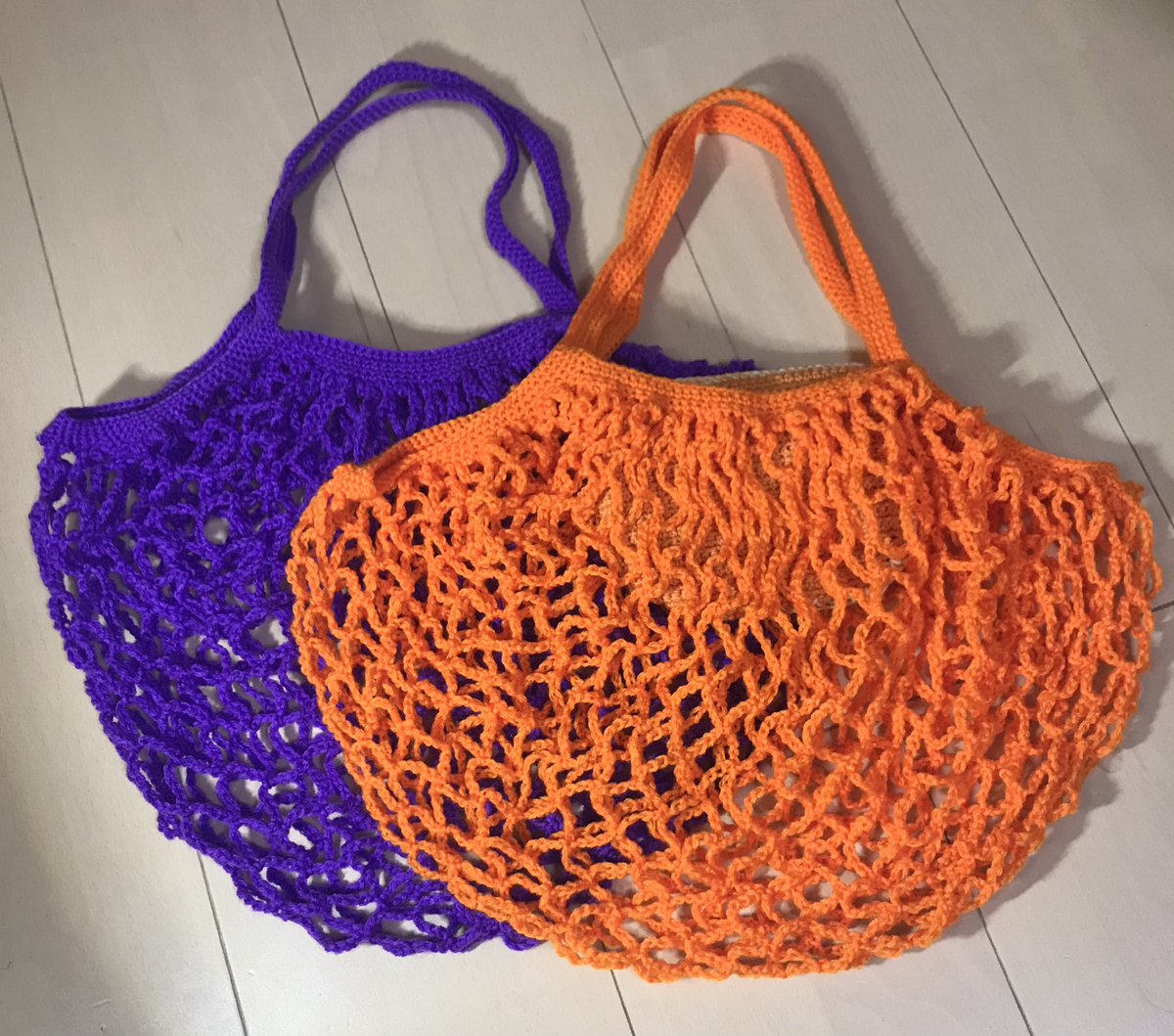 じゅんこ 編み物 ネット編みのエコバッグ 二つ目のオレンジが編めました 今度は内側にポケットをつけました ポケットの中にバッグを収納できます これで鍵やスマフォを入れてお買い物に行けます 編み図参考にさせていただきました ハマナカ
