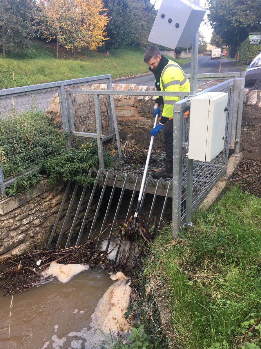 GavinTabinerEA's tweet photo. We’re out checking and clearing debris screens in the @EnvAgency patch today. Our screens prevent debris from being carried into covered/restricted parts of watercourse. We check/clear screens routinely to reduce #floodrisk #TeamEA #Friday https://t.co/7SatqDA3Nh