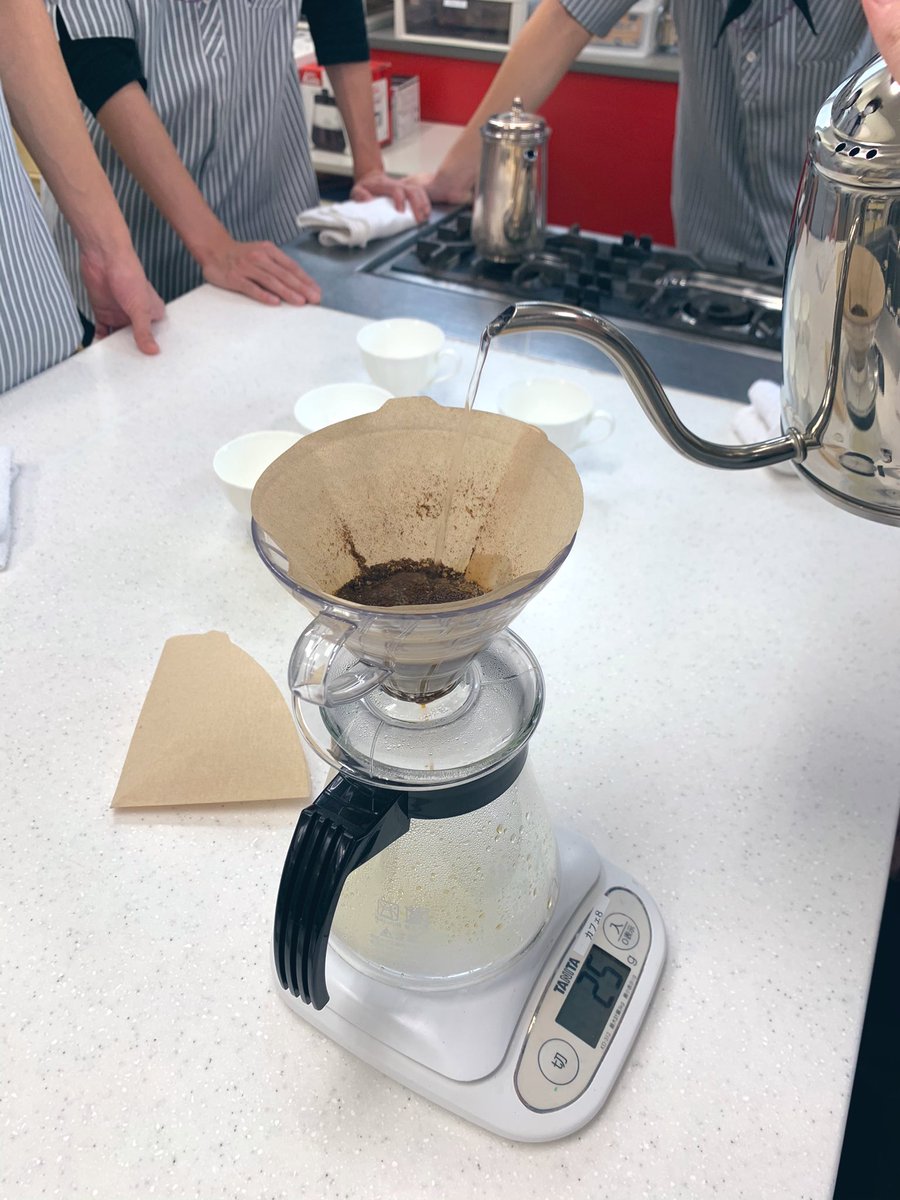 FoodSt6's tweet photo. みなさんいかがお過ごしでしょうか？

今日カフェ学科2年生は、ドリンク論をやりました✨

今回使ったコーヒー豆はケニアの浅煎りと深煎りの味くらべでした☺️
どちらも同じ豆でしたが焙煎度合いによってここまで味や酸味が変わっていてとても面白かったです✨ https://t.co/WE1IBctQ3B