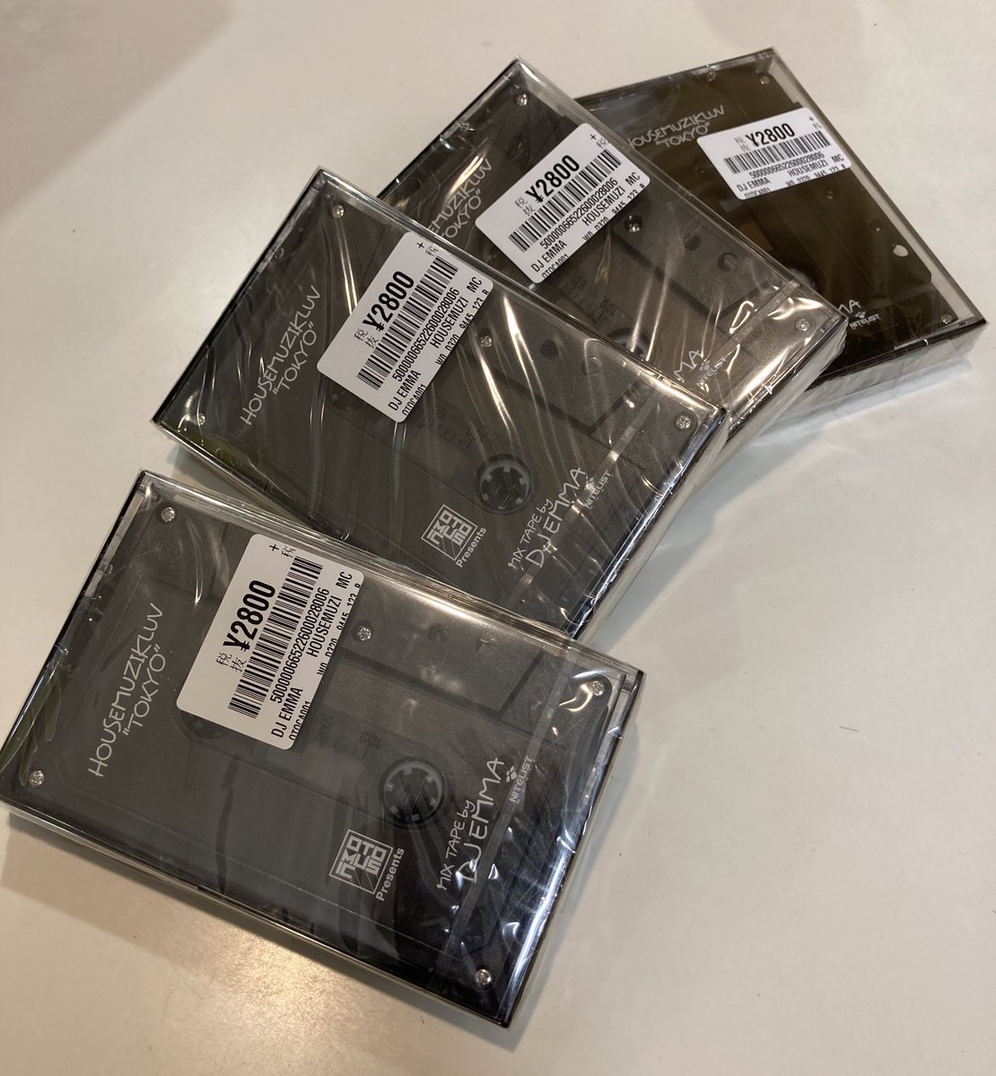 HMVrs_kichijoji's tweet photo. 少数ですが、再入荷致しました！
お一人様1本のみでの販売とさせていただきます。
代引きでの通販も承っております！
📞0422291130
#DJEMMA #EMMA #STEPHANEK #DJKOUTAROUA #OTOMUSIC # EMMAHOUSE #HOUSEMUZIKLUV #HOUSEMUZIKLUVTOKYOMIXTAPE # OTOCA001 #HOUSE #HOUSEMUSIC #カセット https://t.co/uQQ3UzjfjF