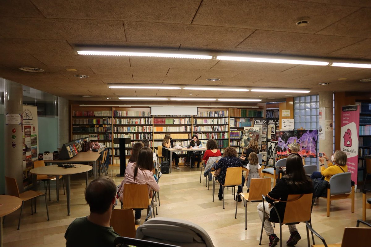 Lauraestadella's tweet photo. Ahir a la presentació de la primera novel·la de la @Magda_Llobet , #Soldrac a la biblioteca del centre cívic de Balàfia amb @FemeniEsport.
Moments màgics. https://t.co/B42DAH6T2y