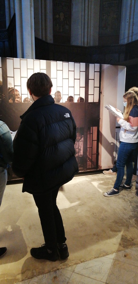 "je trouve ça émouvant, choquant, c'est très représentatif de la situation" . "Choquant de les voir emprisonnés." "C'est impressionnant de le voir en si grand, cela représente encore plus la violence" Nathan, Oriane, Justine et Mme Chenu #PBCN2020