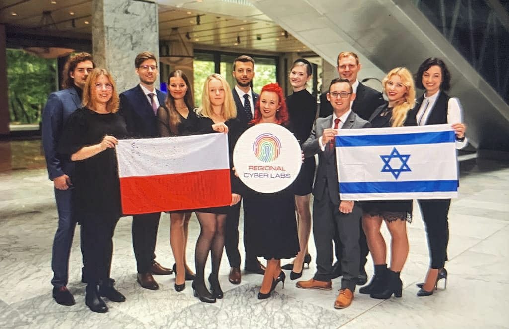 IsraelinPoland's tweet photo. Wiceambasador Izraela @Tal_MFA wzięła udział we wczorajszej inauguracji sieci regionalnych cyberlabów. Ich zadaniem będzie wspieranie młodych liderów w nabywaniu kompetencji w dziedzinie cyberbezpieczeństwa. Cieszymy się, że mogliśmy podzielić się wiedzą Izraela 🇮🇱 na ten temat! https://t.co/rQ7i9cLUVe