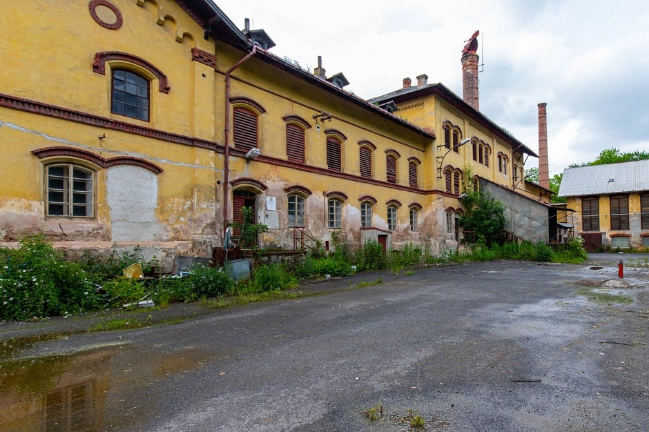 podboranskoinfo's tweet photo. Jako první byly vybudovány ve svahu sklepy. Později v letech 1862 – 1864 byla dostavěna hlavní budova. Roku 1870 byl pražskou firmou Novák a Jahn postaven nový hvozd s komínem. Stejná firma přistavěla kotelnu s novým komínem i o 60 let později.
#nudavpodbo #petrohrad #pivovar https://t.co/ECkMzubeEd