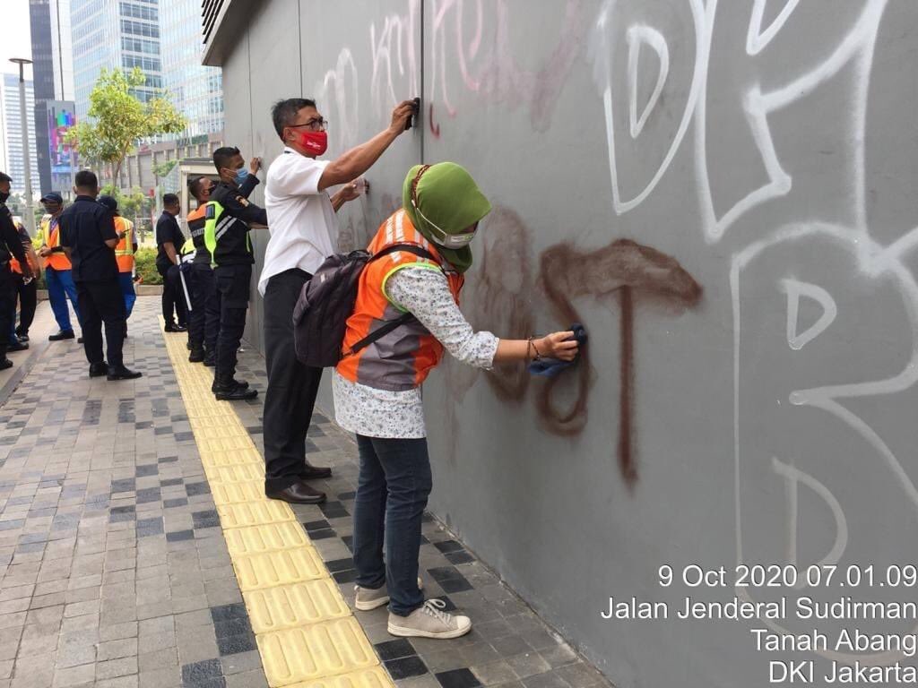 aniesbaswedan's tweet photo. Apresiasi kepada seluruh jajaran yang bekerja sejak kemarin malam untuk memastikan masyarakat bisa berkegiatan seperti biasa di hari Jumat pagi.

Teman-teman bila melihat fasum rusak yang belum diperbaiki silakan laporkan lewat aplikasi JAKI. https://t.co/m3dfqj5z7O