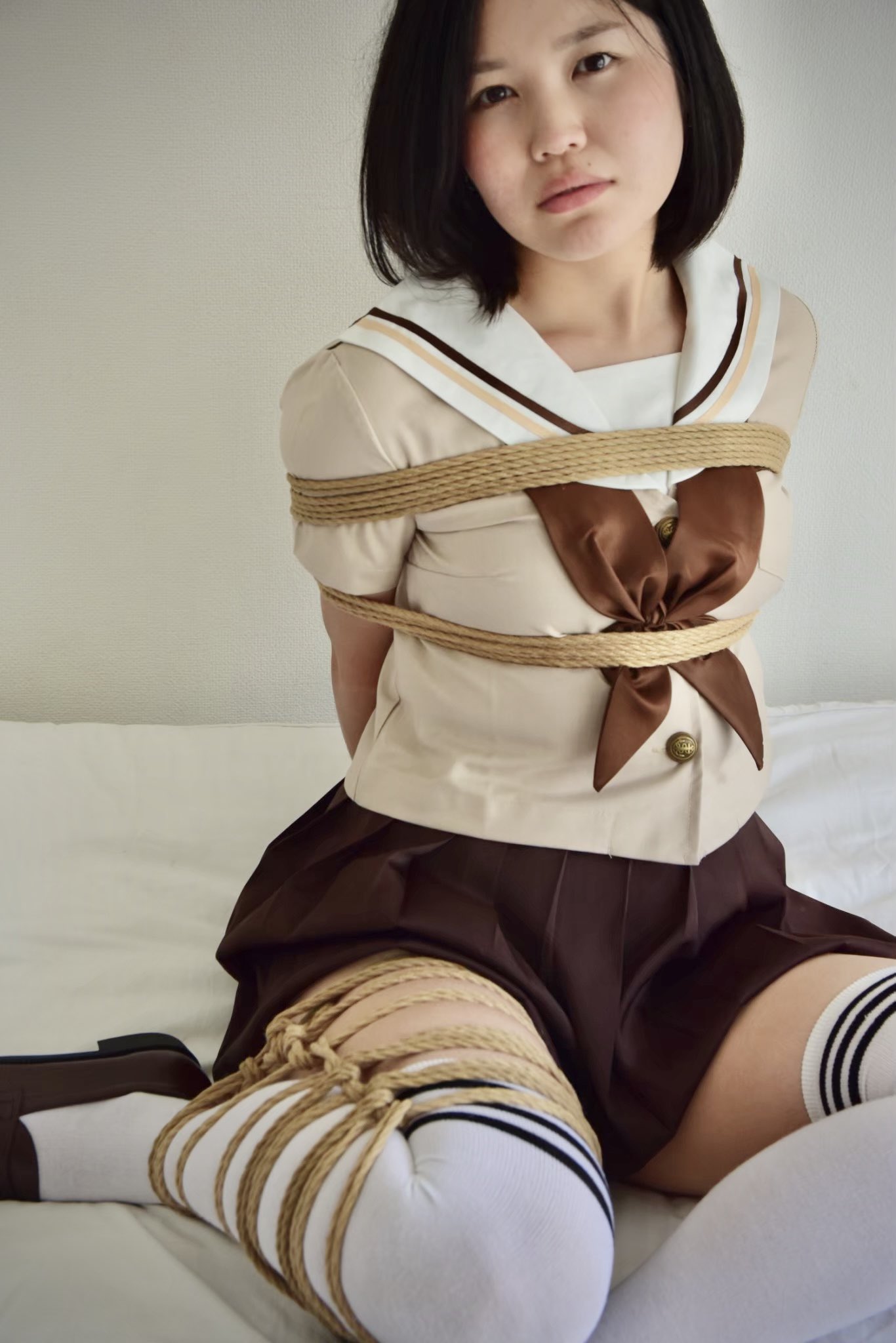 着衣緊縛グラビア 