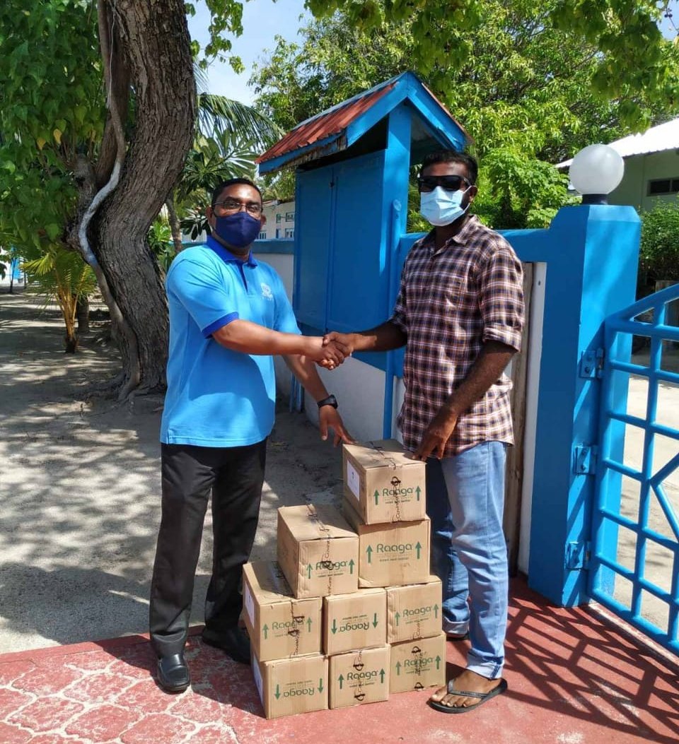 shaahid_96's tweet photo. Alhamdhlillah! #UfaavaneeMihenve
@lotusfihaara ge heyoedhumaaiek #raajjeyge school komme dharivarakah hand sanitizer Fulhieh hadhiyaa kurumah feshi program kaamiyaabkamaaekee mi ninmaalevunee.. @MoEdumv
Shukuriyya @Arttey #Teamlotus #CSR
#howifightcovid19 #Deliveryvolunteer https://t.co/kumZF7uNXO