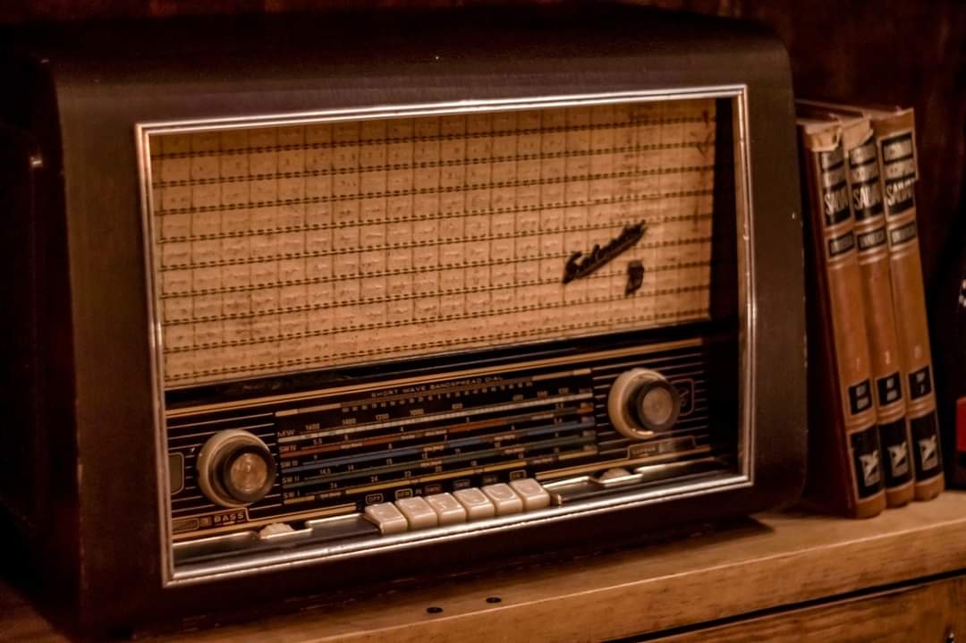 “Y si esto fuera poco tengo mis cantos que poco a poco muelo y rehago, habitando el tiempo” Silvio Rodríguez
Café Bar 500 Noches 

#500Noches #músicaenvivo #silvio #radio