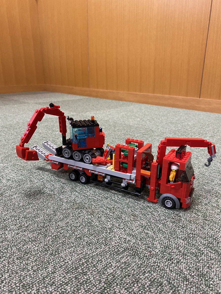 四日市市消防本部 公式 兼ねてからお願いしていた レゴブロックによる 重機 重機搬送車 が 全国的に有名なレゴ職人さんから届けられ 中央分署の玄関に展示しました 見れば見るほど緻密に組まれており シリーズで個々に紹介していきたいと思っ 四日市市消防本部 公式 兼ねてからお願いしていた レゴブロックによる 重機 重機搬送車 が 全国的に有名なレゴ職人さんから届けられ 中央分署の玄関に展示しました 見れば見るほど緻密に組まれており シリーズで個々に紹介していきたいと思っ