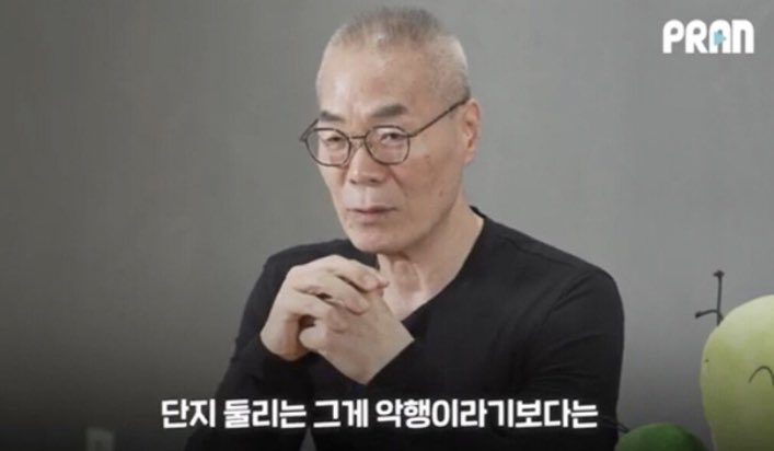 Schema28's tweet photo. 둘리와 같이 자란 어른들이 자기들은 다 컸다고 이제 그를 기생충에 비유하는 현실에 작가가 한 말. 지금 우리 눈에 민폐로만 보이는 행동들은 단지 아이들이 보이는 자연스러운 발로다. 둘리를 비난하는 지금의 어른들도 아이였을 때는 둘리 편이었을 것이다. 고길동이 아니라. 눈물남. https://t.co/vyKFnf05Xa