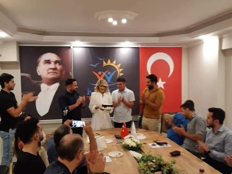 KongedS's tweet photo. KONGED yeni ofisinde,
Kadın Komisyonu Başkanımız Yağmur Burçin Sayın'ın doğum gününü de kutladığımız toplantı  geçmiş dönem başkanlarımız  Ahmet Alper Alveroğlu ve  Alihan Kansu'nun da katılımlarıyla  Başkan Muhammed Çevik ve yeni yönetim kurulu ile başarılı bir başlangıç yaptı https://t.co/G1F8bXJ5df