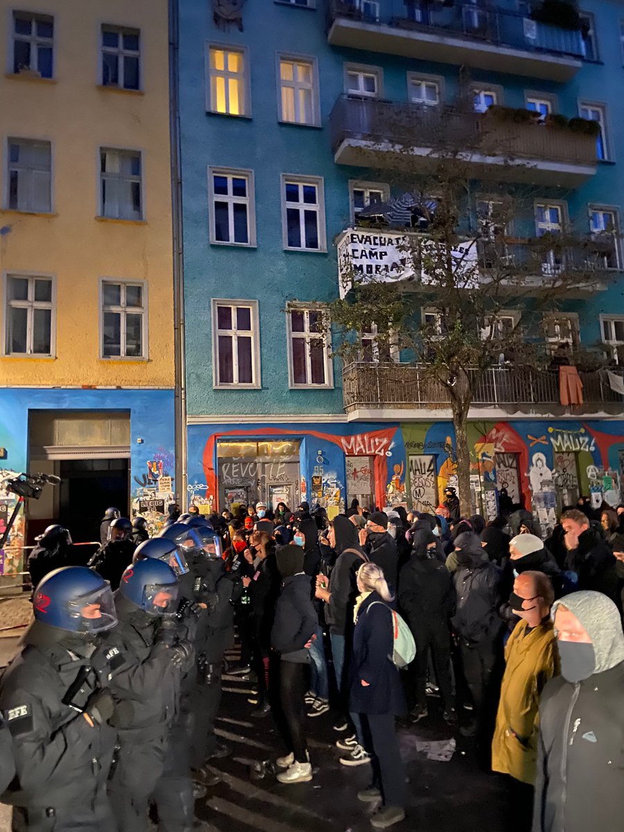 Scenes of tension outside Liebig34 with 100s of police and demonstrators at 6am on Rigastraße #b0910